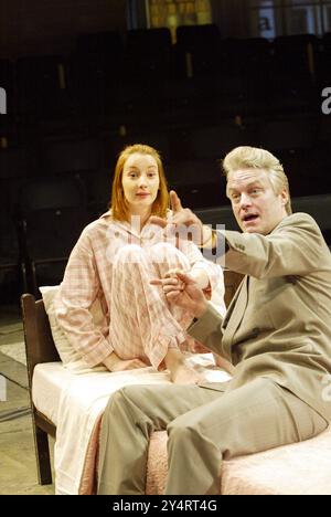 Emma Lowndes (Little Voice), David Hounslow (Ray Say) in THE RISE AND FALL OF LITTLE VOICE von Jim Cartwright am Royal Exchange Theatre, Manchester, England 26/01/2004 Design: Liz Ascroft Beleuchtung: Richard Owen Regie: Sarah Frankcom Stockfoto