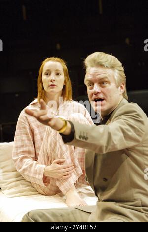 Emma Lowndes (Little Voice), David Hounslow (Ray Say) in THE RISE AND FALL OF LITTLE VOICE von Jim Cartwright am Royal Exchange Theatre, Manchester, England 26/01/2004 Design: Liz Ascroft Beleuchtung: Richard Owen Regie: Sarah Frankcom Stockfoto