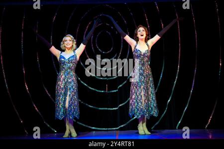 l-r: Lucy van Gasse (Eileen), Connie Fisher (Ruth) in WUNDERBARER STADT am Lowry, Salford Quays, Greater Manchester 04/04/2012 A Royal Exchange Theatre / Halle Orchestra / Lowry Co-Produktion Musik: Leonard Bernstein Buch: Joseph Fields & Jerome Chodorov Texte: Betty Comden & Adolph Green musikalischer Leiter: Mark Elder Choreograph: Andrew Wright Design: Simon Higlett Beleuchtung: Chris Davey Regisseur: Braham Murray Stockfoto