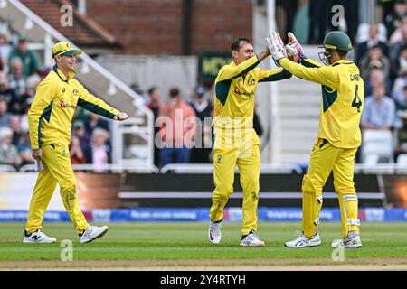 Trent Bridge, Nottingham, Großbritannien. September 2024. 1st Metro Bank One Day Cricket International, England gegen Australien; Marnus Labuschagne aus Australien feiert mit Alex Carey, der Ben Duckett aus England für 95 bei seinem eigenen Bowling mit dem Ergebnis auf 213-3 erwischt, als Steve Smith auf Credit: Action Plus Sports/Alamy Live News zusieht Stockfoto