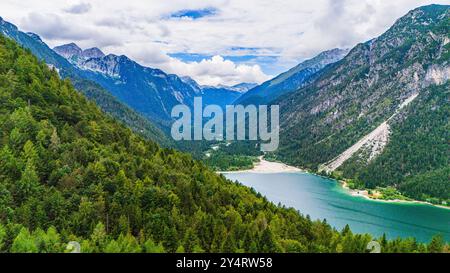 TARVISIO, ITALIEN – 23. JULI 2024: Park des Prealpi Giulie, der die vielfältigen Landschaften der Region, von üppigen Wäldern bis hin zu zerklüfteten Gipfeln, empha, zeigt Stockfoto