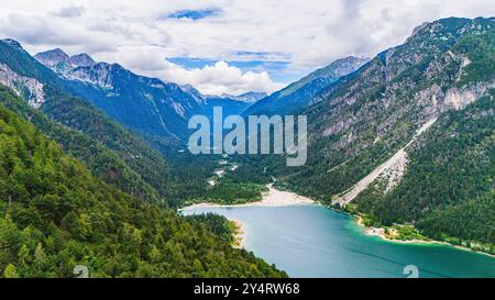 TARVISIO, ITALIEN – 23. JULI 2024: Park des Prealpi Giulie, der die vielfältigen Landschaften der Region, von üppigen Wäldern bis hin zu zerklüfteten Gipfeln, empha, zeigt Stockfoto