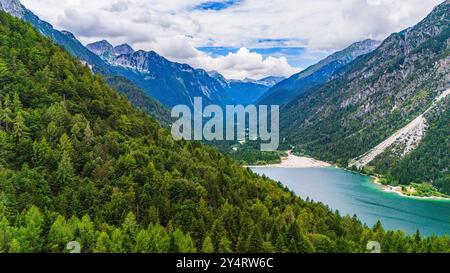 TARVISIO, ITALIEN – 23. JULI 2024: Park des Prealpi Giulie, der die vielfältigen Landschaften der Region, von üppigen Wäldern bis hin zu zerklüfteten Gipfeln, empha, zeigt Stockfoto