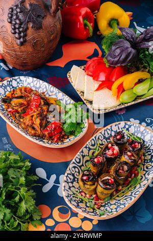 Erleben Sie die lebendige und geschmackvolle traditionelle mediterrane Küche mit einer Vielzahl von gesunden und farbenfrohen Gerichten, die mit frischen V zubereitet werden Stockfoto