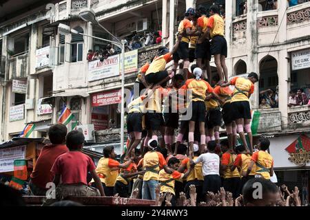 Dadar, Maharashtra / Indien - 24. August 2008 : Eine Gruppe junger Gläubiger, die die menschliche Pyramide erschaffen, um die Dahi Handi am Tag des Janmashtami zu brechen. Stockfoto