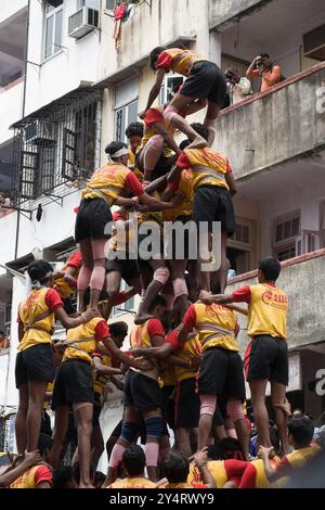 Dadar, Maharashtra / Indien - 24. August 2008 : Eine Gruppe junger Gläubiger, die die menschliche Pyramide erschaffen, um die Dahi Handi am Tag des Janmashtami zu brechen. Stockfoto