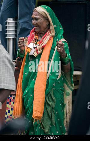 Dadar, Maharashtra / Indien - 24. August 2008 : eine alte Frau, die am Tag des Janmashtami-Festivals eine Zimbel spielt. Stockfoto