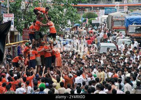 Dadar, Maharashtra / Indien - 24. August 2008 : Eine Gruppe junger Gläubiger, die die menschliche Pyramide erschaffen, um die Dahi Handi am Tag des Janmashtami zu brechen. Stockfoto