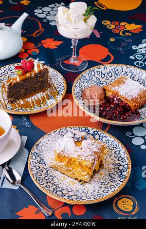 Verführerische Präsentation verschiedener Desserts, die elegant auf einem lebhaften Tisch serviert werden Stockfoto