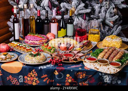 Üppiger festlicher Tisch mit vielfältiger Küche und Wein, bereit für ein festliches fest Stockfoto