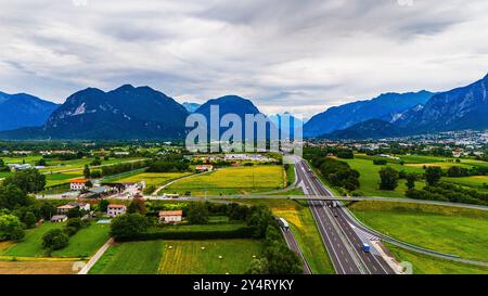 PARCO REGIONALE PREALPI GIULIE, ITALIEN – 23. JULI 2024: Weitläufiger Blick auf den Regionalpark Prealpi Giulie mit vielfältigen Naturlandschaften Stockfoto