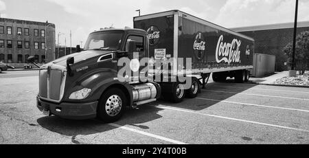 New York City, USA - 08. Juli 2023: Kenworth T680 Coca-Cola Truck Transport Stockfoto