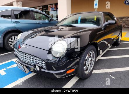 Seattle, WA, USA -22. Juli 2024 : 2002 Ford Thunderbird Cabriolet schwarz, Vorderansicht. Der Ford Thunderbird ist ein persönliches Luxusauto Stockfoto