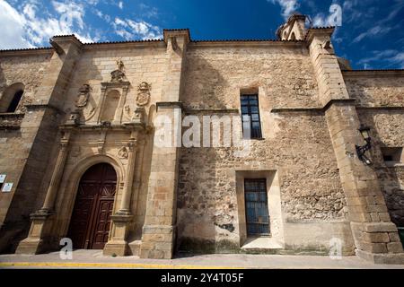 Erkunden Sie die historische Iglesia del convento de las Monjas Clarisas, ein Plateresque-Wunder aus dem 16. Jahrhundert in Cáceres, Spanien. Stockfoto