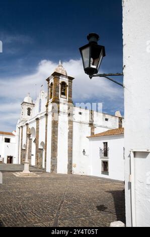 Die befestigte Kirche in Monsaraz steht unter hellem Himmel und unterstreicht ihre Architektur und historische Bedeutung. Stockfoto