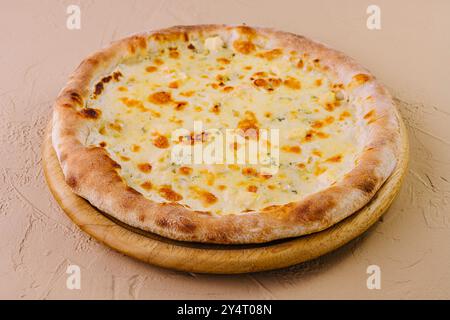 Köstliche Käsepizza mit goldener Kruste, serviert auf einer Holzplatte, perfekt für kulinarische Konzepte Stockfoto