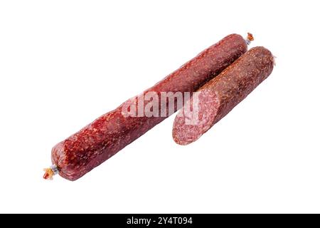 Voll geschnittene und halbgeschnittene Trockenwurst auf weißem Hintergrund, die Textur und Farbe betont Stockfoto