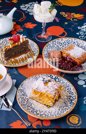 Lebendige Präsentation verschiedener Desserts mit Eiskugeln auf einem dekorativen Tisch Stockfoto