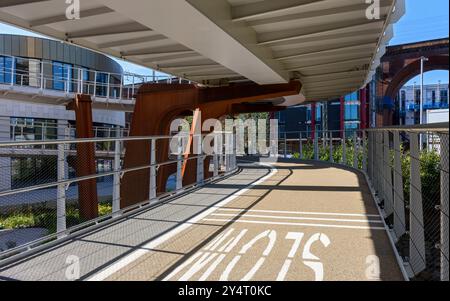 Die Rad- und Fußgängerrampe, die zum Viaduct Park über dem Transport Interchange führt, Stockport, GTR Manchester, England, Großbritannien Stockfoto