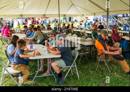 Die Zuschauer versammelten sich unter einem großen Zelt, um zu essen und zu besuchen; die Meeker Classic Sheepdog Championship Trials; Meeker; Colorado; USA Stockfoto