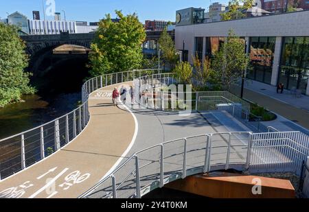 Die Rad- und Fußgängerrampe, die zum Viaduct Park über dem Transport Interchange führt, Stockport, GTR Manchester, England, Großbritannien Stockfoto