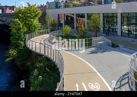 Die Rad- und Fußgängerrampe, die zum Viaduct Park über dem Transport Interchange führt, Stockport, GTR Manchester, England, Großbritannien Stockfoto