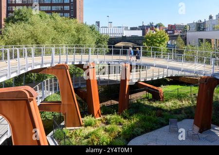 Die Rad- und Fußgängerrampe, die zum Viaduct Park über dem Transport Interchange führt, Stockport, GTR Manchester, England, Großbritannien Stockfoto