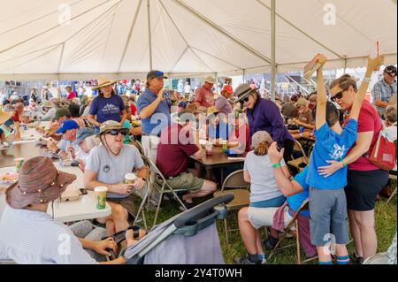 Die Zuschauer versammelten sich unter einem großen Zelt, um zu essen und zu besuchen; die Meeker Classic Sheepdog Championship Trials; Meeker; Colorado; USA Stockfoto