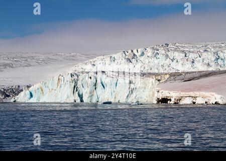 Blick auf das Gletschereis auf Alexander Island im Franz-Josef-Land, Russland, Arktischer Ozean. Stockfoto