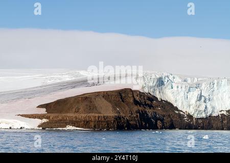 Blick auf das Gletschereis auf Alexander Island im Franz-Josef-Land, Russland, Arktischer Ozean. Stockfoto