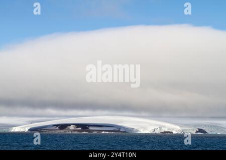 Blick auf das Gletschereis auf Alexander Island im Franz-Josef-Land, Russland, Arktischer Ozean. Stockfoto