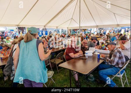 Die Zuschauer versammelten sich unter einem großen Zelt, um zu essen und zu besuchen; die Meeker Classic Sheepdog Championship Trials; Meeker; Colorado; USA Stockfoto