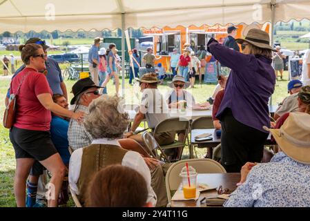 Die Zuschauer versammelten sich unter einem großen Zelt, um zu essen und zu besuchen; die Meeker Classic Sheepdog Championship Trials; Meeker; Colorado; USA Stockfoto