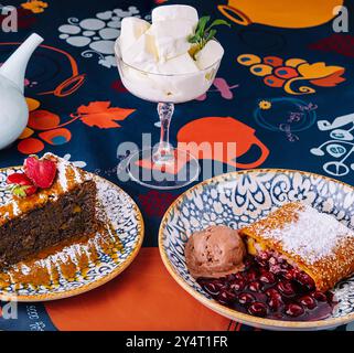 Verführerische Präsentation verschiedener Desserts, die elegant auf einem lebhaften Tisch serviert werden Stockfoto