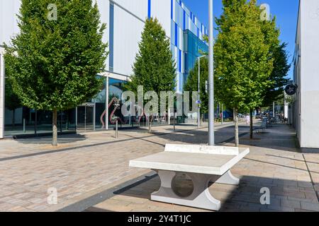 Das Freizeitzentrum Redrock, von Bridgefield Street, Stockport, GTR Manchester, England, Großbritannien mit einer Tischtennisplatte aus Stein im Vordergrund. Stockfoto