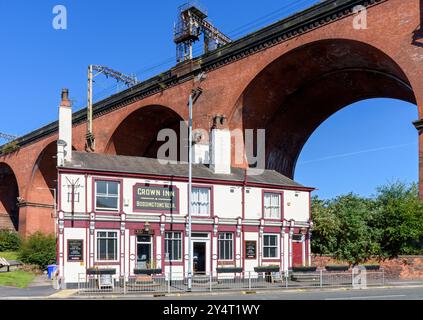 Das Crown Inn Public House unter den Bögen des Eisenbahnviadukts, Stockport, GTR Manchester, England, Großbritannien Stockfoto