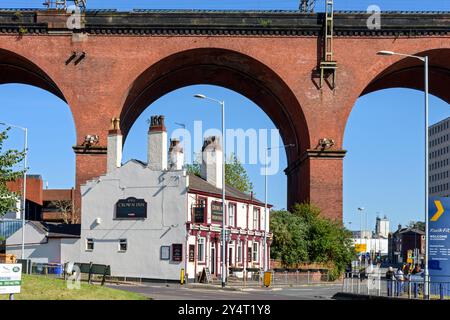 Das Crown Inn Public House unter den Bögen des Eisenbahnviadukts, Stockport, GTR Manchester, England, Großbritannien Stockfoto