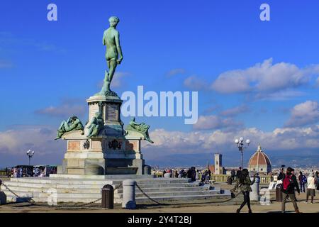 Piazzale Michelangelo (Michelangelo-Platz) mit Bronzestatue von David, der Platz mit Panoramablick auf Florenz, Italien, Europa Stockfoto