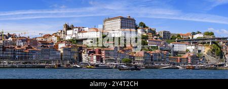 Panorama des Flusses Douro und des Flussufers des Bezirks Ribeira in Porto, Portugal, Europa Stockfoto