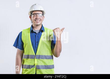Porträt eines Ingenieurs, der auf die isolierte Seite zeigt. Lächelnder Ingenieur, der die Seite isoliert zeigt Stockfoto