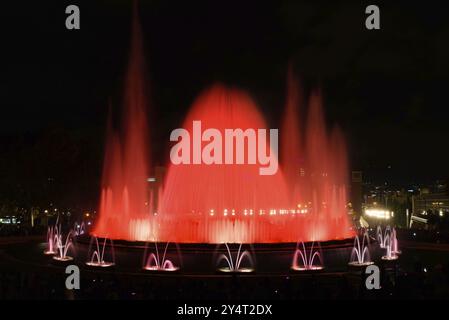 Die farbenfrohe Wassershow des magischen Brunnens von Montjuic mit Licht und Musik in Barcelona, Spanien, Europa Stockfoto