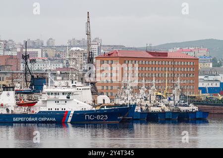 Ein Blick auf die industrielle und militarisierte russische Hafenstadt Murmansk am Nordufer der Kola-Halbinsel, Russland. Stockfoto