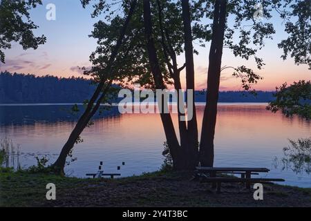 Abendliche Atmosphäre im Ruhebereich am Rospuda-See in Nordpolen. Augustow, Podlakien, Polen, Europa Stockfoto