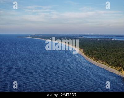 Sandstrand und Wald, hauptsächlich Buchenwälder, an der Küste des Wolin-Nationalparks, auch Wollin genannt, an der Ostsee. Luftaufnahme. Ko Stockfoto