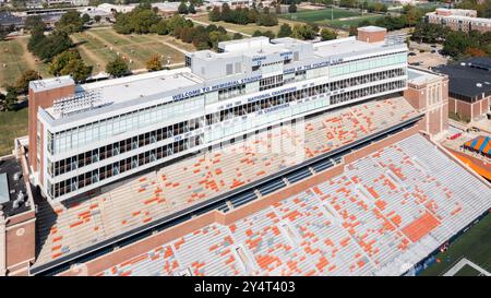 Das University of Illinois Memorial Stadium ist das Heimstadion der NCAA Fighting Illini. Ein Blick auf die Drohne mit Blick auf das Stadion. Stockfoto