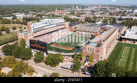 Das University of Illinois Memorial Stadium ist das Heimstadion der NCAA Fighting Illini. Ein Blick auf die Drohne mit Blick auf das Stadion. Stockfoto