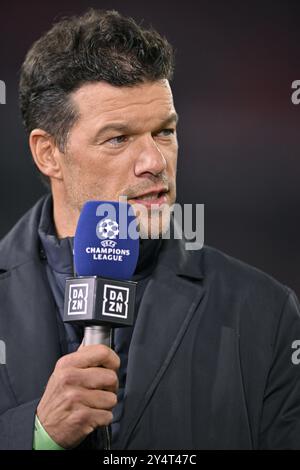 TV-Experte Michael Ballack Porträt, im Interview, Mikrofon, mike, Logo, DAZN, Champions League, Allianz Arena, München, Bayern, Deutschland, Europa Stockfoto