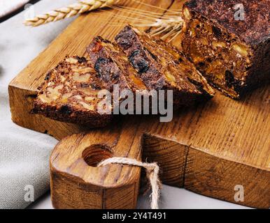 Roggenbrot mit Nüssen, getrockneten Früchten, Aprikosen und Pflaumen, Dessert Stockfoto