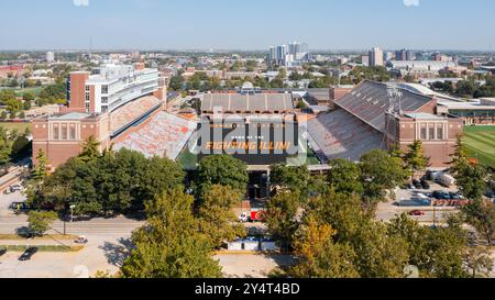 Das University of Illinois Memorial Stadium ist das Heimstadion der NCAA Fighting Illini. Ein Blick auf die Drohne mit Blick auf das Stadion. Stockfoto