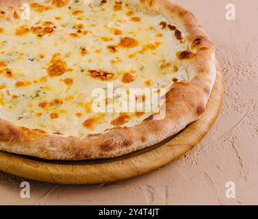 Köstliche Käsepizza mit goldener Kruste, serviert auf einer Holzplatte, perfekt für kulinarische Konzepte Stockfoto